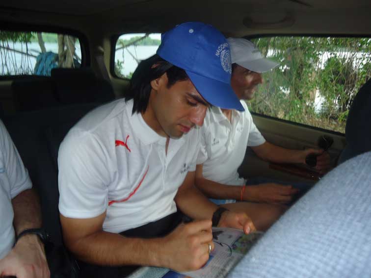 El jugador Radamel Falcao García, firmando la edición de EL INFORMADOR de este miércoles